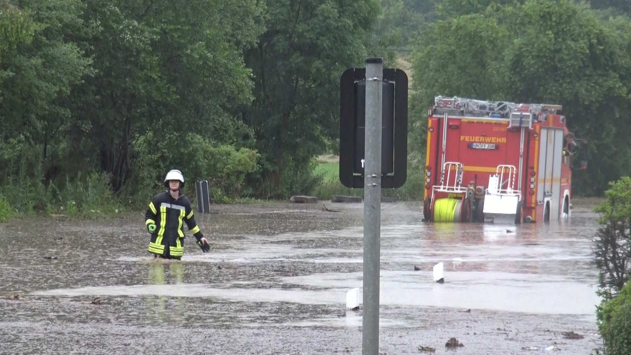 Wetter in NRW: Ein Feuerwehrmann steht in Fröndenberg im Wasser.