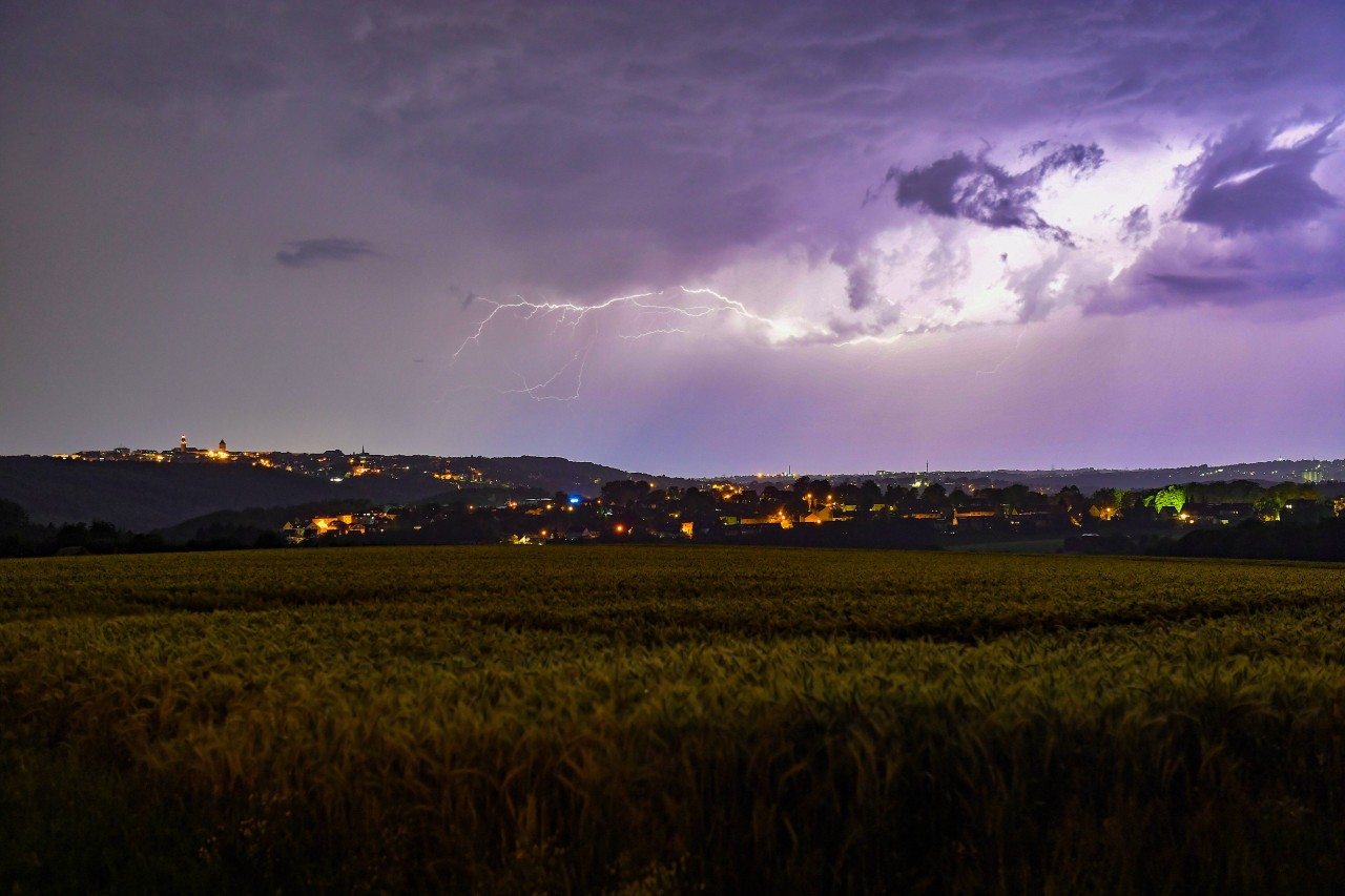 Wetter in NRW: Es zieht Gewitter und Starkregen auf. (Symbolbild)