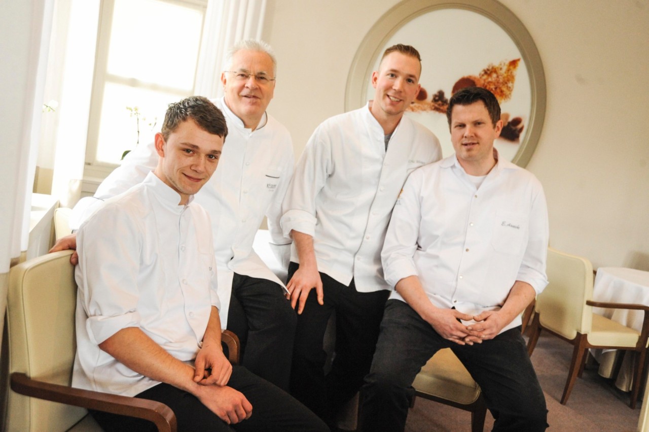 Das Team des "Residènce" in Essen-Kettwig (v.l.): Sous-Chef Sven Wesholek, Restaurant-Inhaber Bertold Bühler, Küchenchef Eric Werner und Ex-Küchenchef Eric Arnecke.