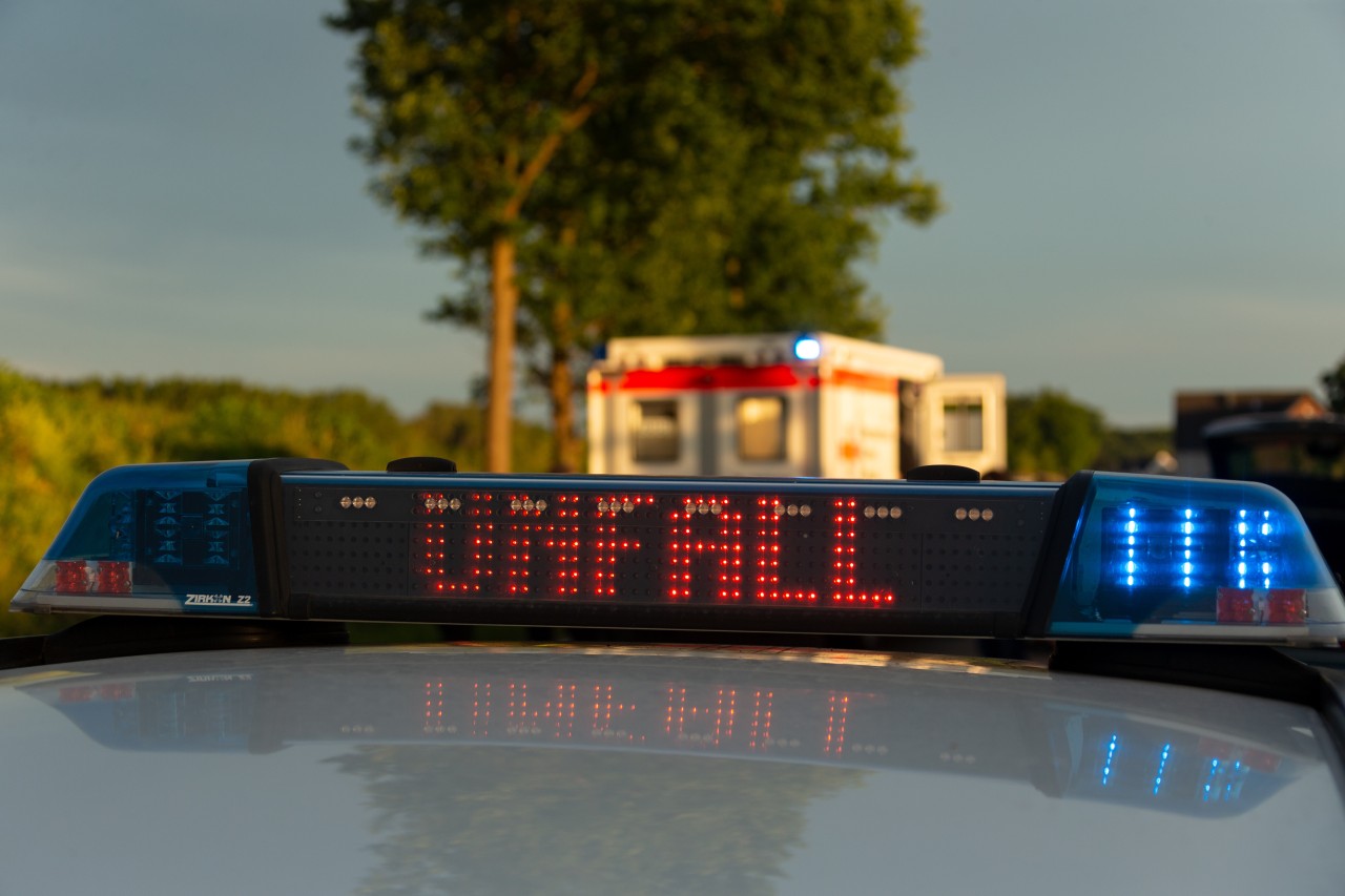 Auf der A4 in NRW ist es am Freitagabend zu einem schweren Unfall gekommen, bei dem ein Falschfahrer mit einem weiteren Auto zusammengestoßen ist. (Symbolbild)