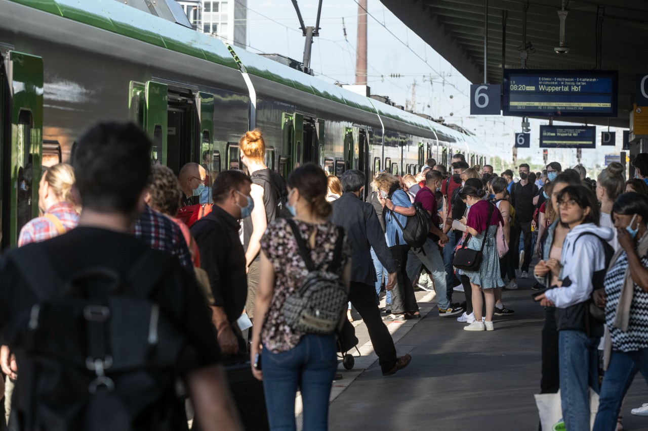 Bei der Deutschen Bahn in NRW fallen zahlreiche Mitarbeiter krankheitsbedingt aus. (Symbolbild)