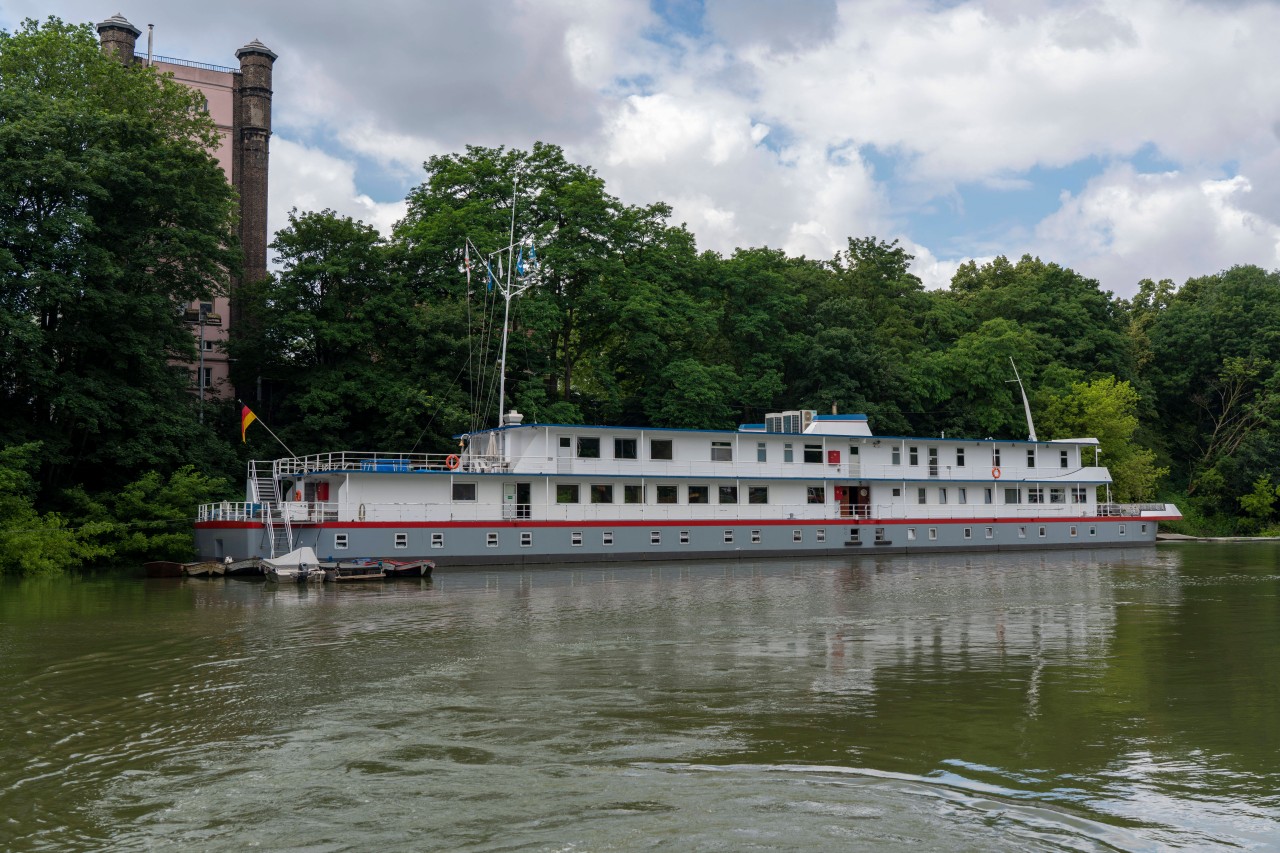 Auf dem Schulschiff in Duisburg soll ein Mitarbeiter Frauen sexuell belästigt haben. (Archivbild)