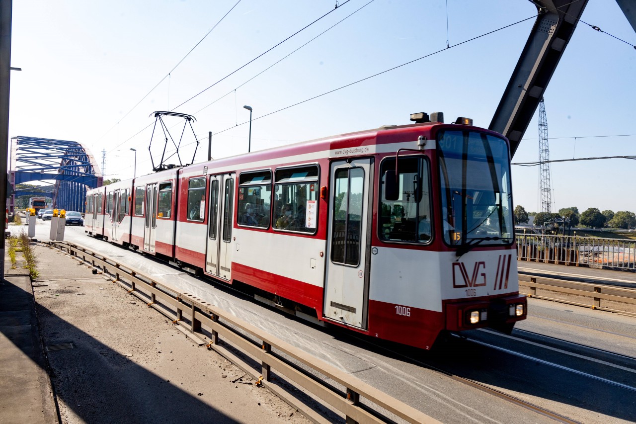 In Duisburg wurde ein Radfahrer von der Straßenbahn erfasst. (Symbolbild) 