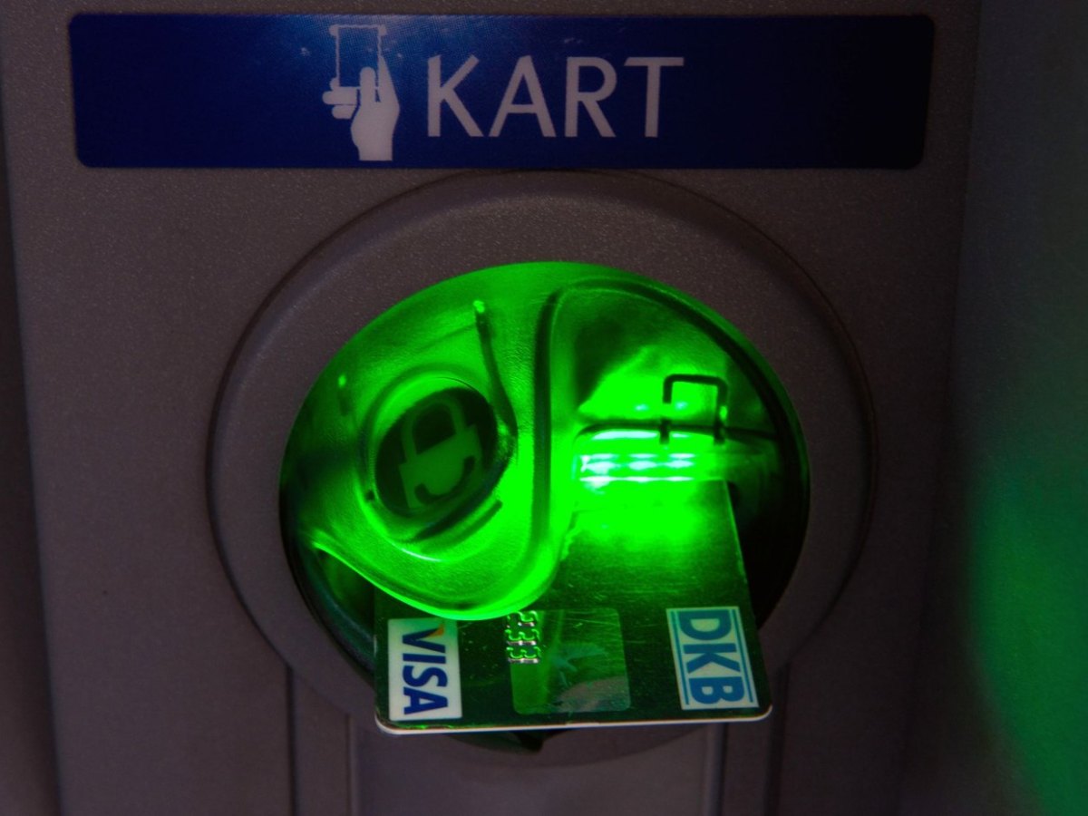 Eine Kreditkarte wird in einen Automaten gesteckt