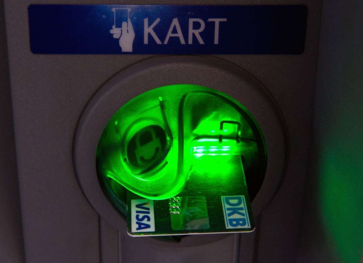 Eine Kreditkarte wird in einen Automaten gesteckt