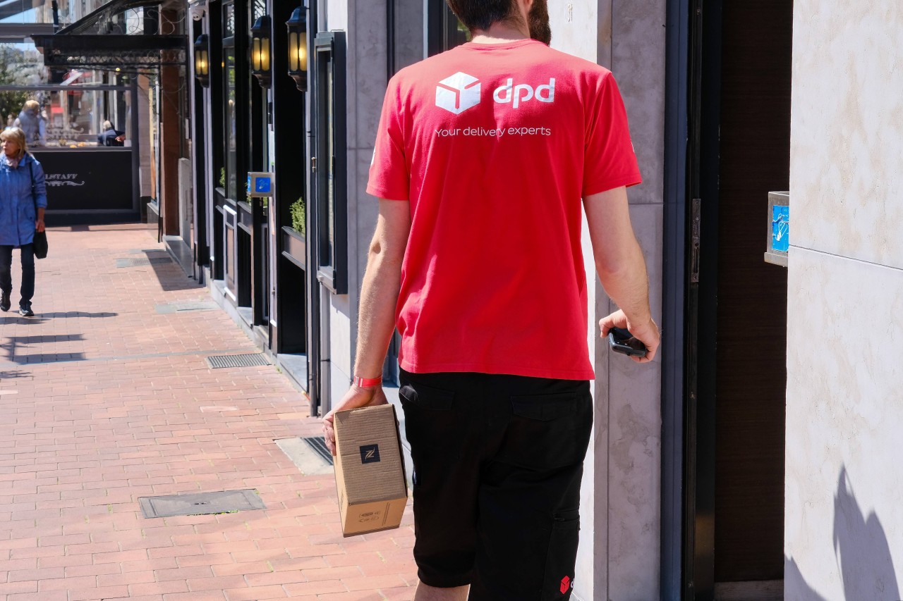 Essen: Ein DPD-Zusteller muss auch bei knapp 40 Grad bis ins 5. Stockwerk. (Symbolbild)