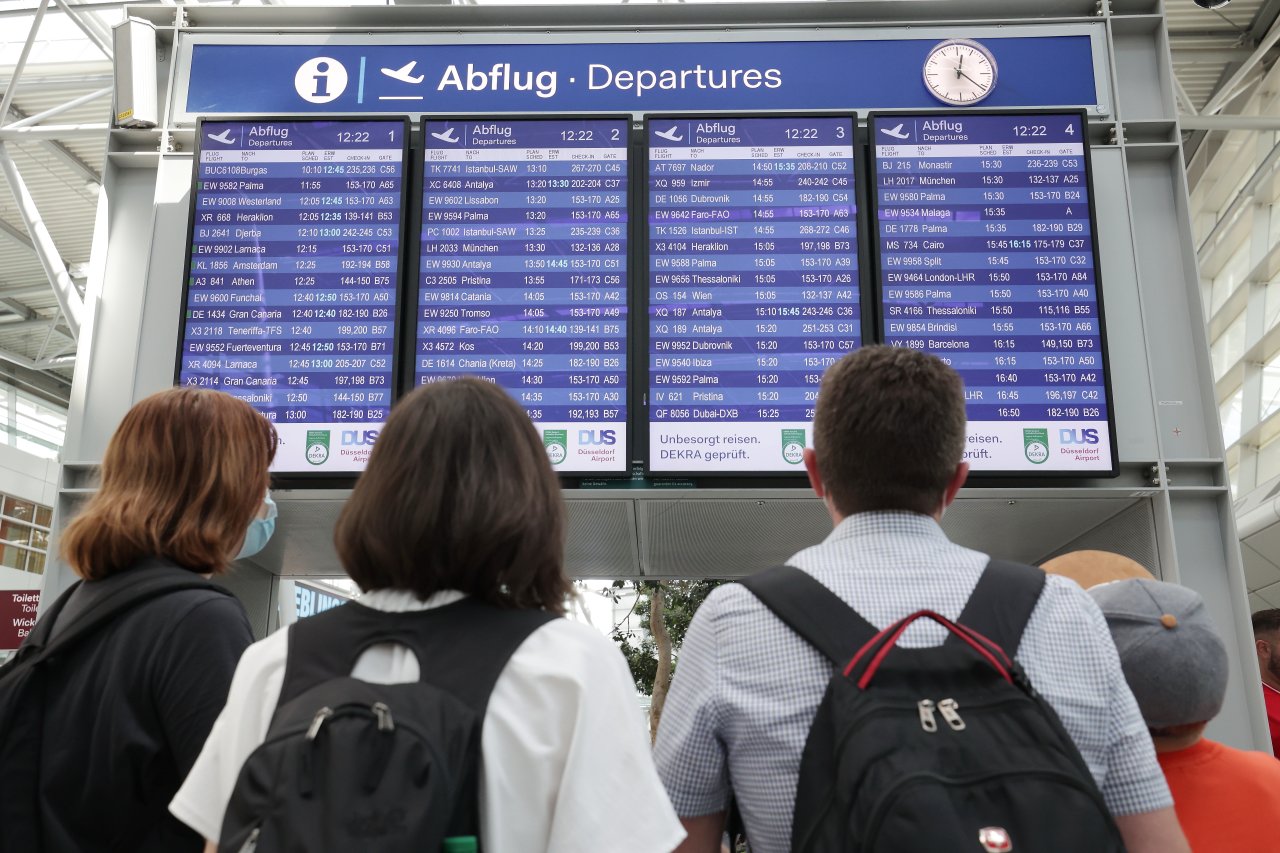 Am Flughafen Düsseldorf vermisst ein Mann sein Gepäck. Dabei ist der Inhalt für ihn lebensnotwendig. (Symbolbild)