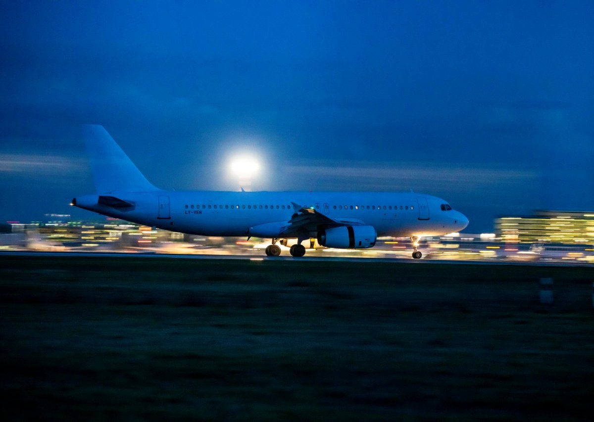 Flughafen Düsseldorf Flugzeug.jpg