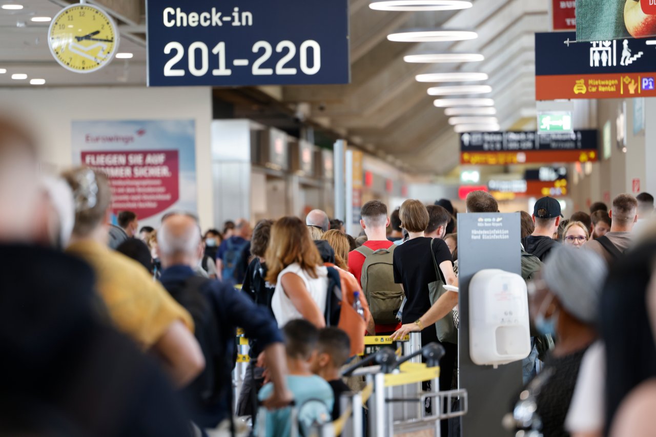 Flughafen Köln/Bonn: Passagiere standen sich am dritten Ferienwochenende innerhalb und außerhalb der Terminals die Beine in den Bauch.