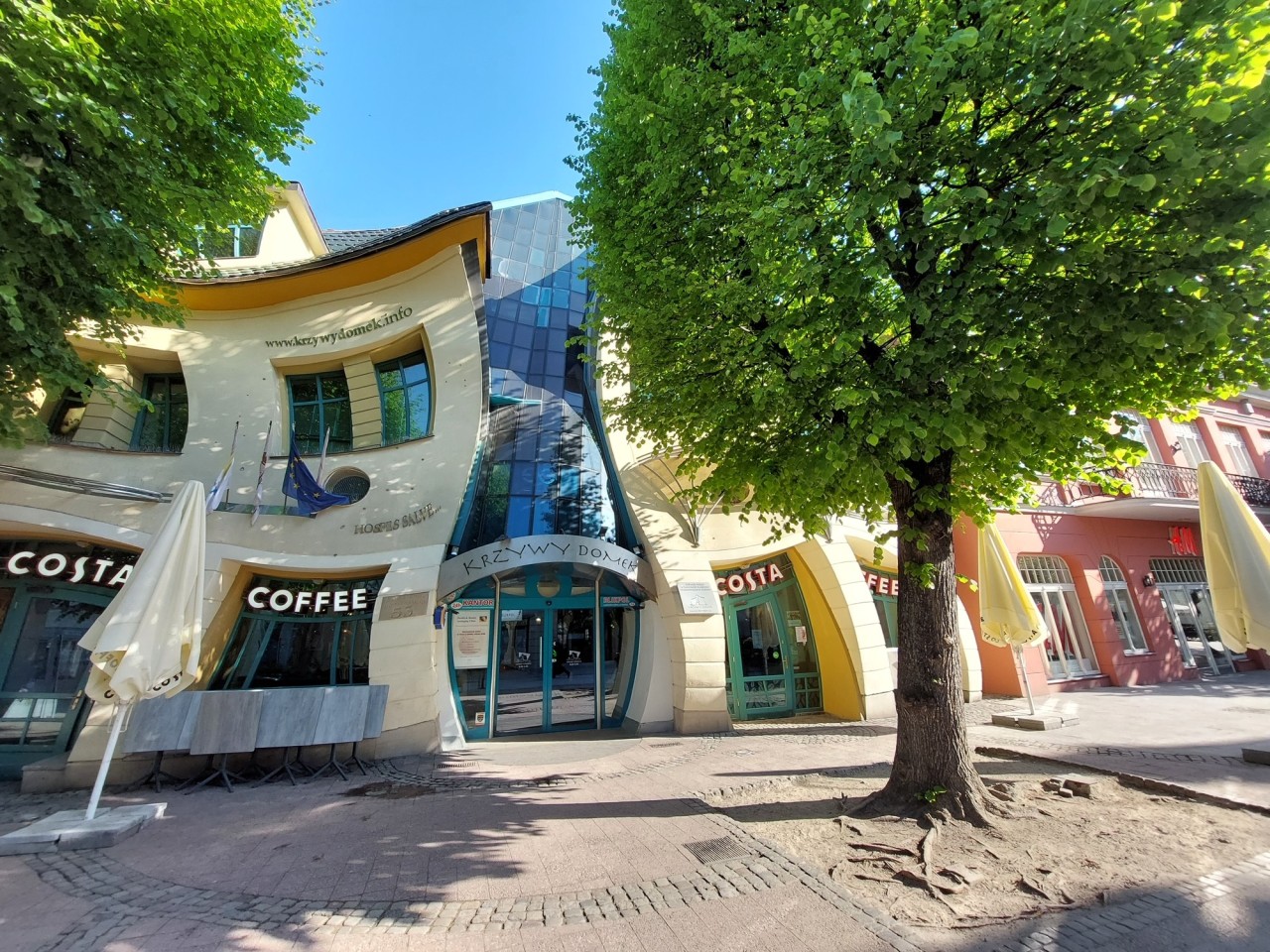 Das krumme Häuschen (poln. Krzywy Domek) wurde 2004 in Sopot, Polen, nach dem Entwurf der Architekten Szotynski und Zaleski errichtet. 