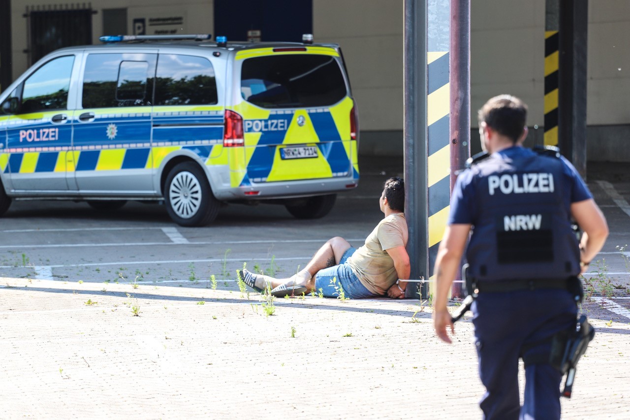 In NRW ist eine Zigarettenfabrik aufgeflogen. Mehrere Festnahmen. 