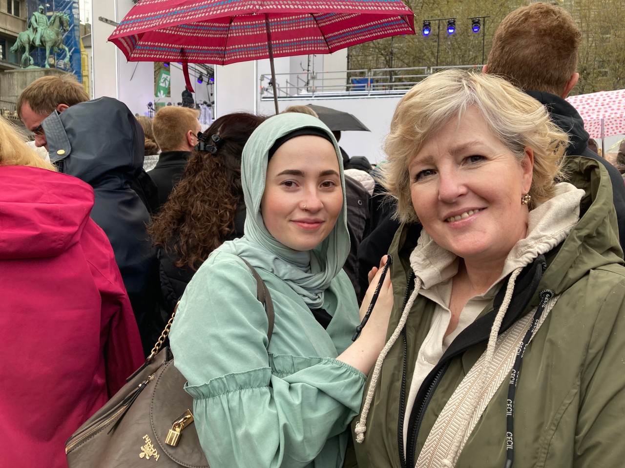 Ruhrgebiet: Theresa Klasen (l.) und  Mama Dorothee Klasen (r.) sind ein eingespieltes Team - auch wenn sie einen anderen Glauben haben. 