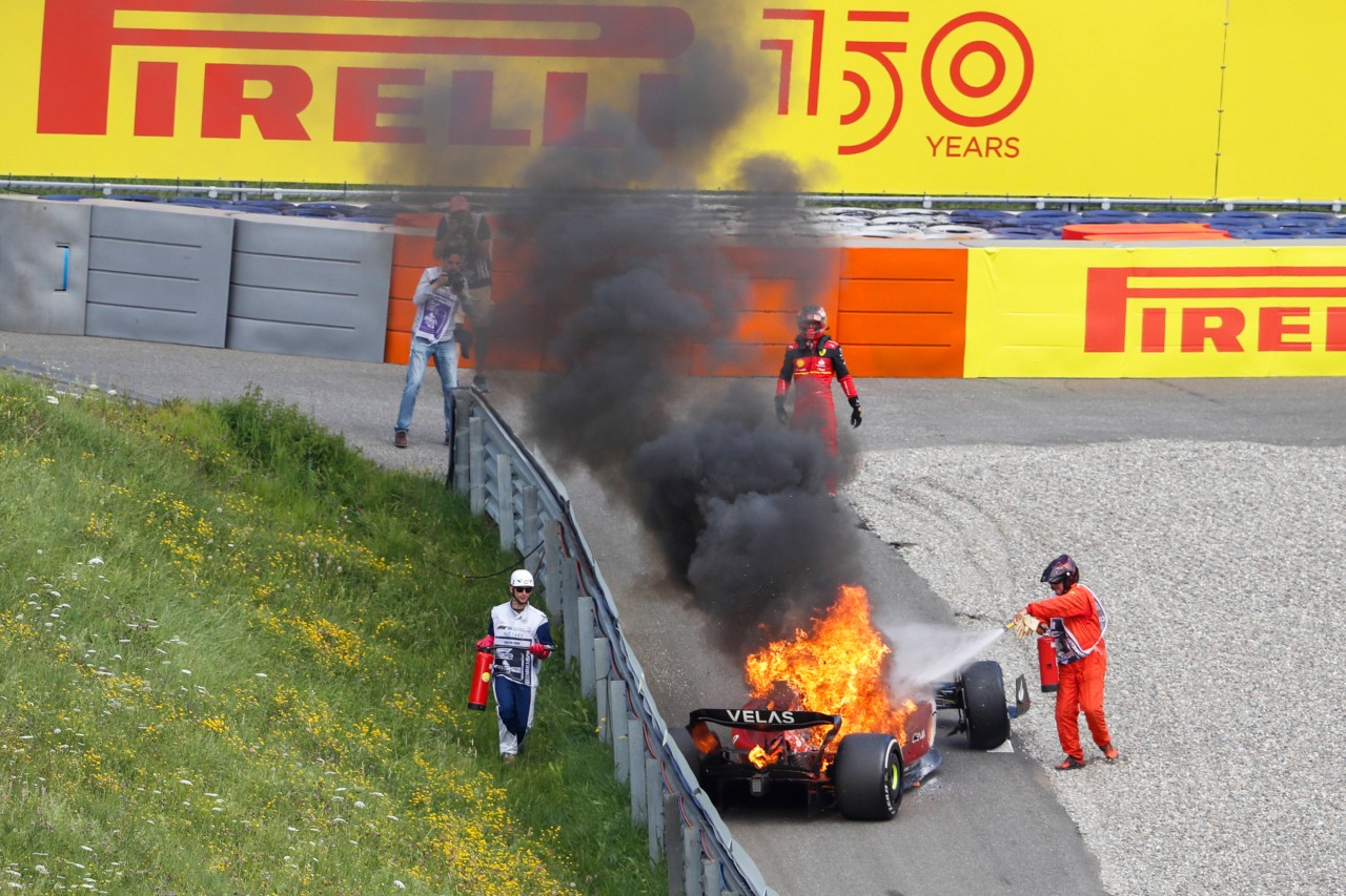 Nach kurzer Verzögerung löschen die Streckenposten den Brand.