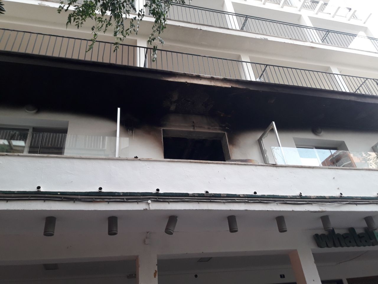 Urlaub auf Mallorca: Das von der Feuerwehr zur Verfügung gestellte Foto zeigt die ausgebrannte Fassade des Hotels.