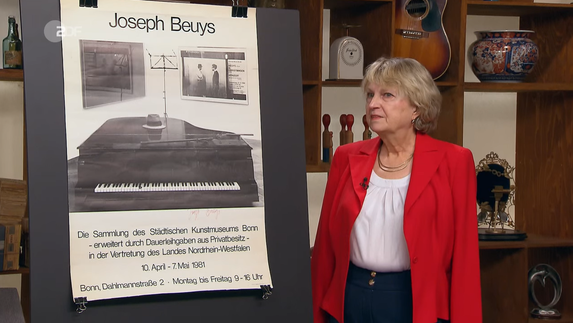 Birgit verkauft ein signiertes Ausstellungsplakat des Künstlers Joseph Beuys.
