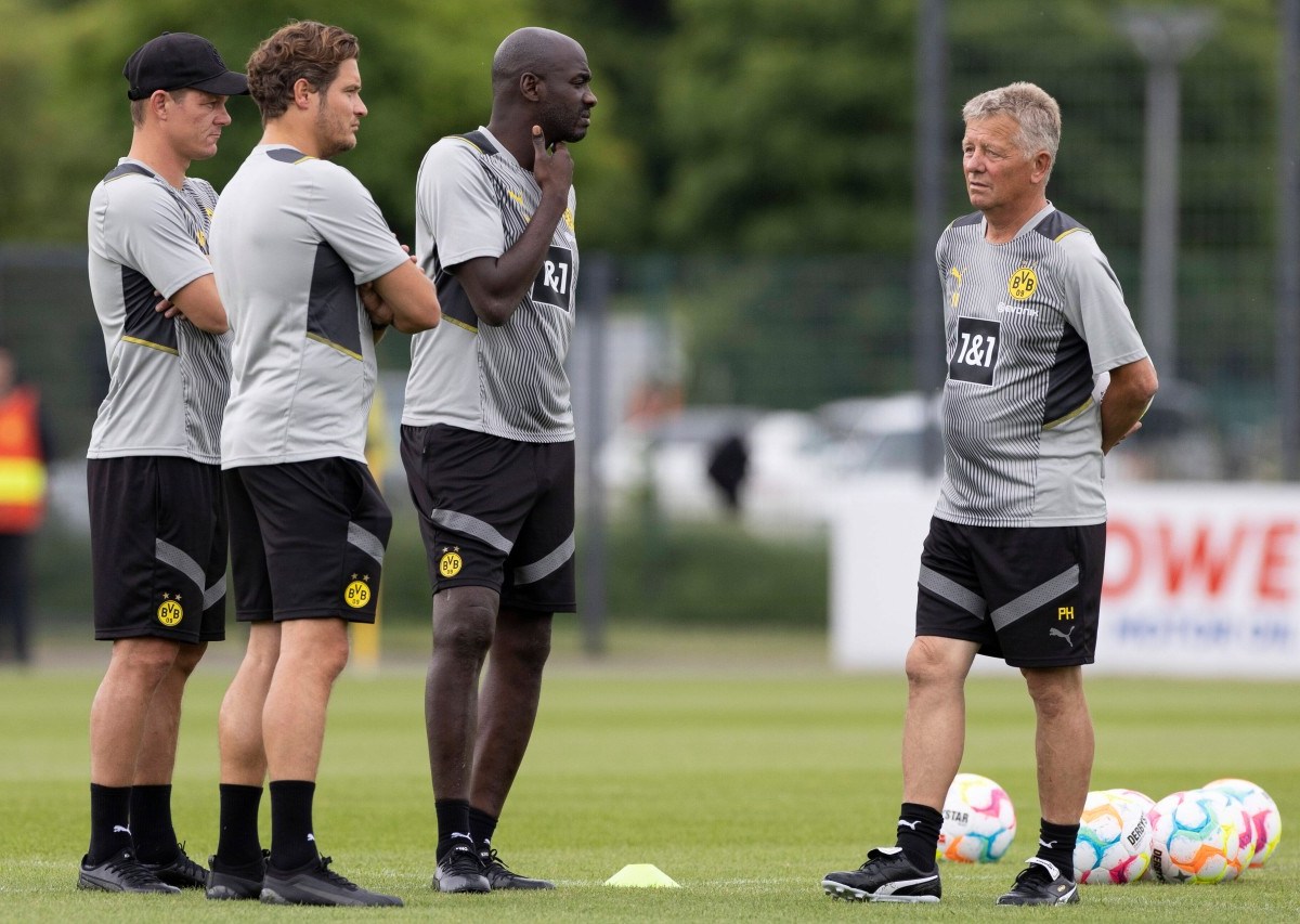 Bei Borussia Dortmund hängen die Trainer-Youngster an den Lippen von Peter Hermann.