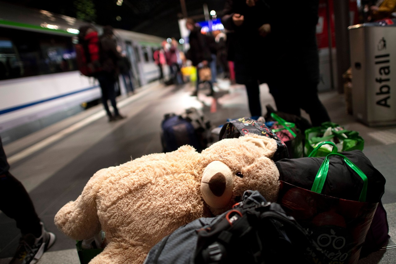 Bahn fährt in NRW mit Vater davon – Sohn bleibt allein mit Koffer am Bahnhof zurück. (Symbolbild)