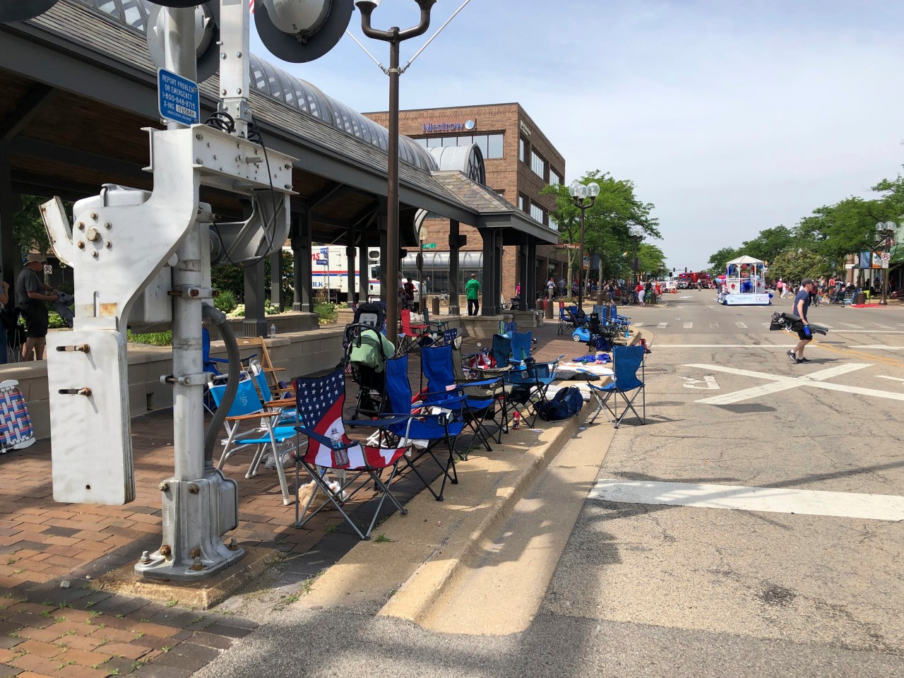 04.07.2022, USA, Highland Park: Leere Stühle stehen auf dem Bürgersteig, nachdem die Teilnehmer der Parade nach Schüssen geflohen sind. Bei einer Parade anlässlich des Nationalfeiertags in den USA sind in einem Vorort von Chicago im Bundesstaat Illinois Schüsse gefallen. Das teilte das Büro des Sheriffs von Lake County auf Twitter mit.