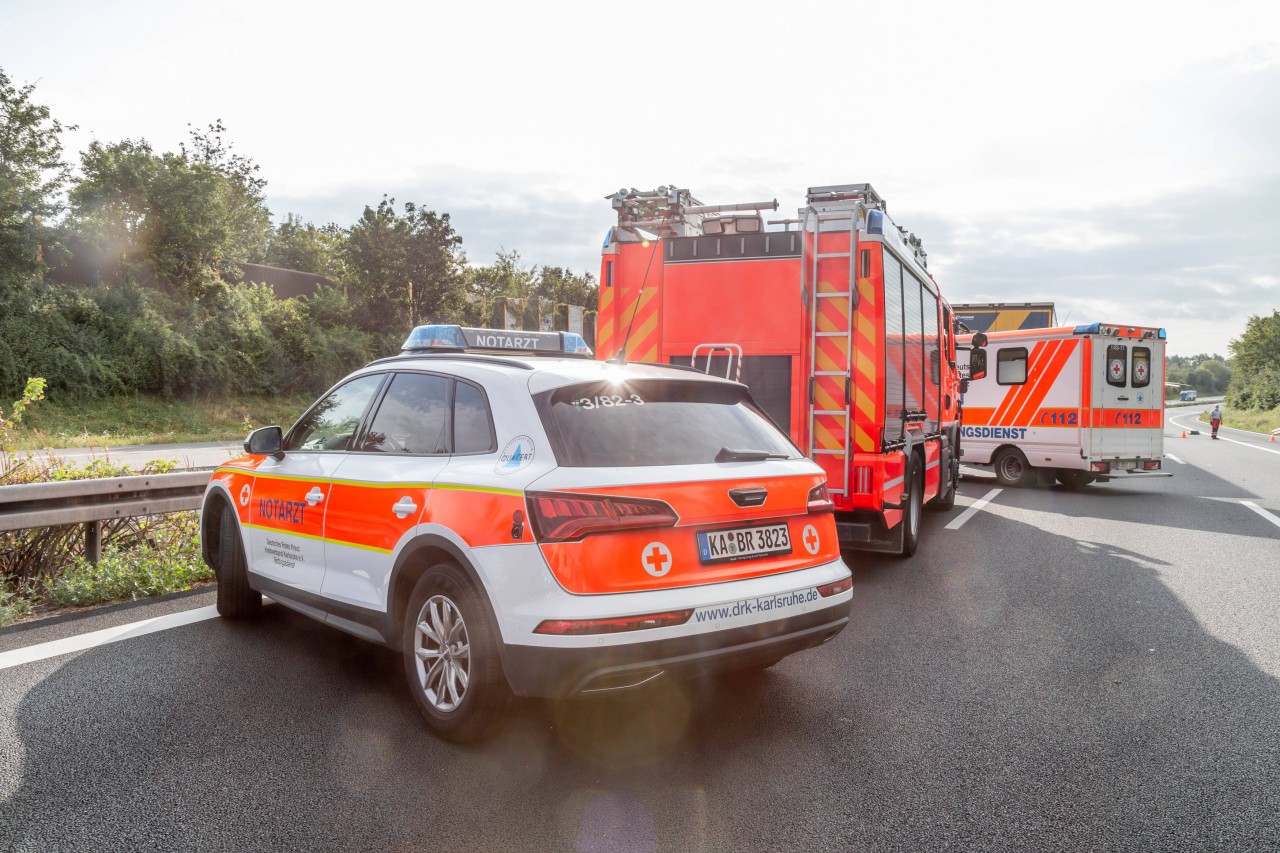 Auf der A40 in Essen hatten Rettungskräfte alle Hände voll zu tun – auch, weil Zivilcourage gefehlt hat. (Symbolfoto)
