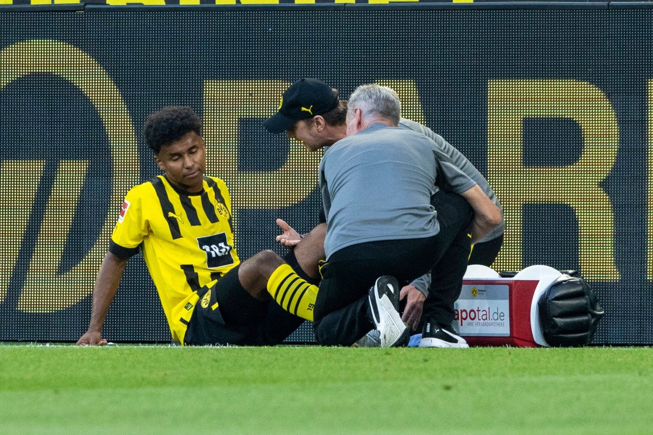 Im Spiel gegen Bayer Leverkusen verletzt sich Karim Adeyemi. Nun droht er auch gegen den SC Freiburg auszufallen. 