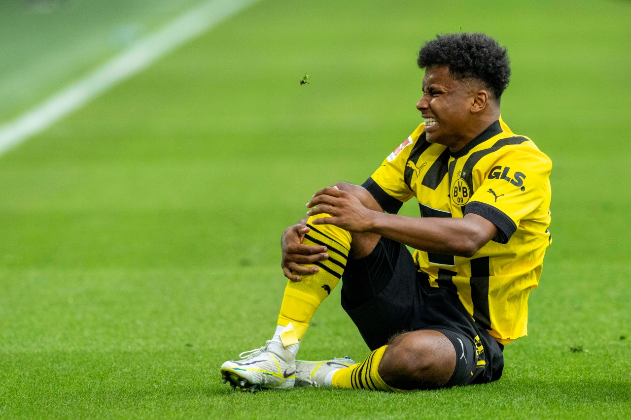 Borussia Dortmund – Bayer Leverkusen: Karim Adeyemi musste verletzt raus.