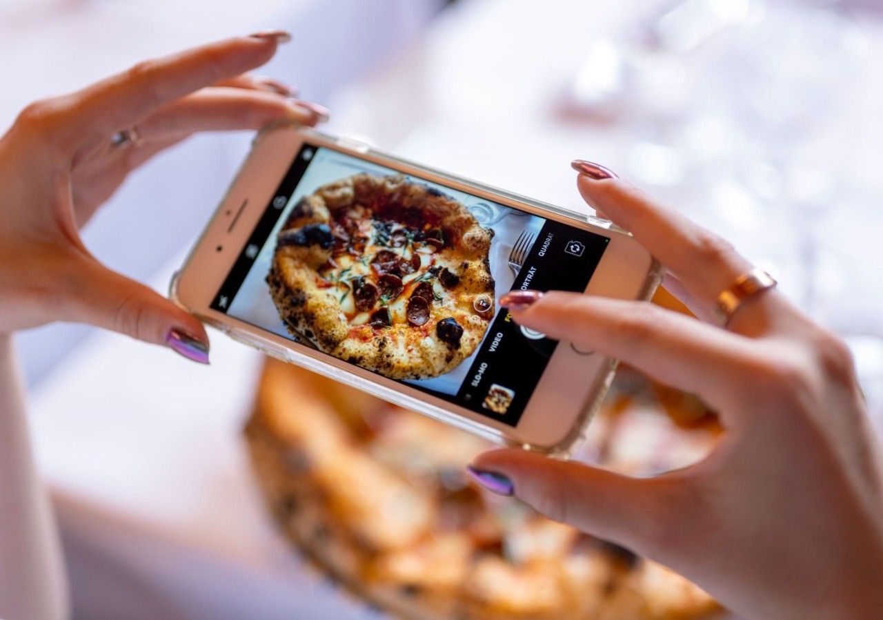 Eine Frau fotografiert mit ihrem Smartphone das Gericht «Drop it like it's hot» im Restaurant «Coccodrillo» im Weinbergspark. Hauptsache «instagrammable» scheint das Motto mancher neuer Lokale zu sein.