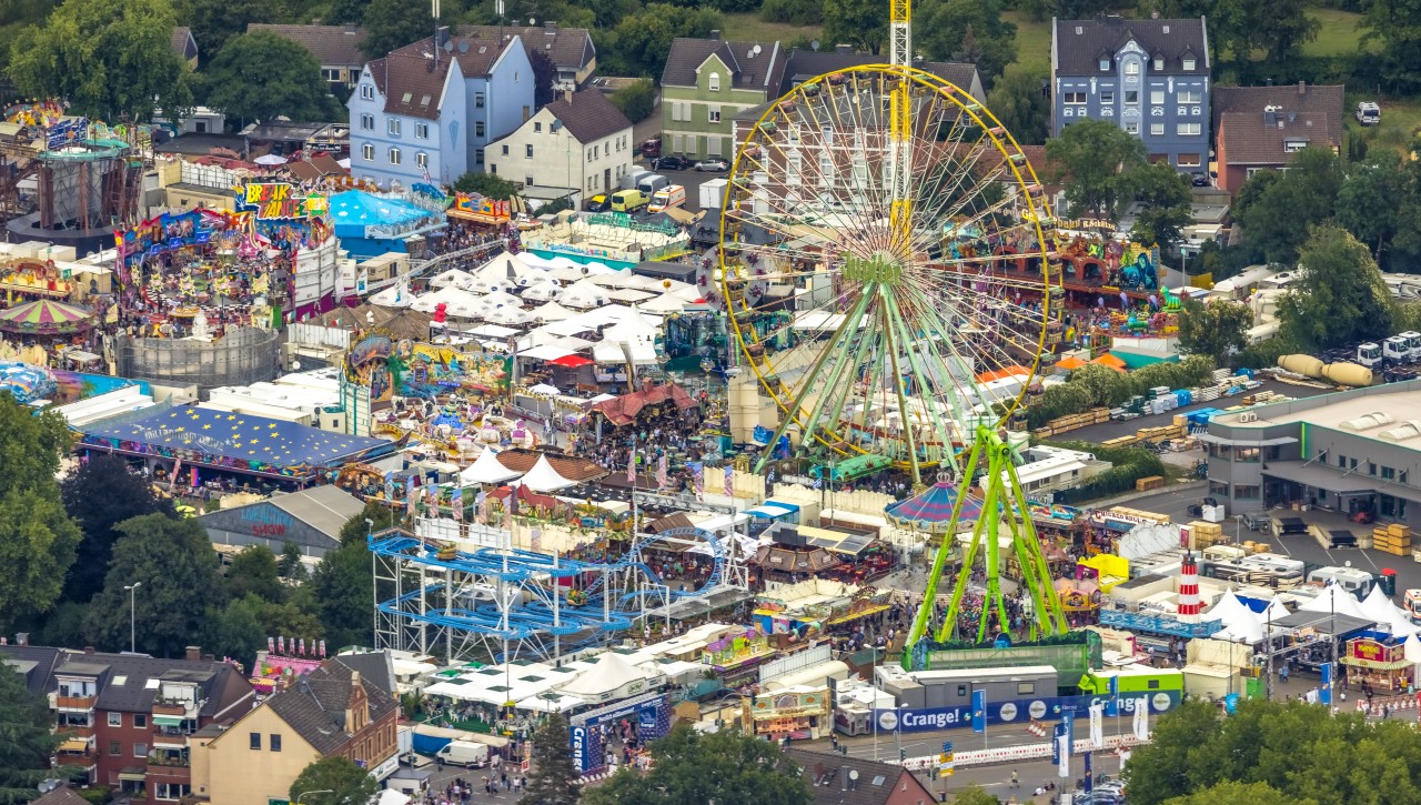 Die Cranger Kirmes löste an ihrem ersten Wochenende 2022 ein heftiges Verkehrs-Chaos aus. (Archivbild)