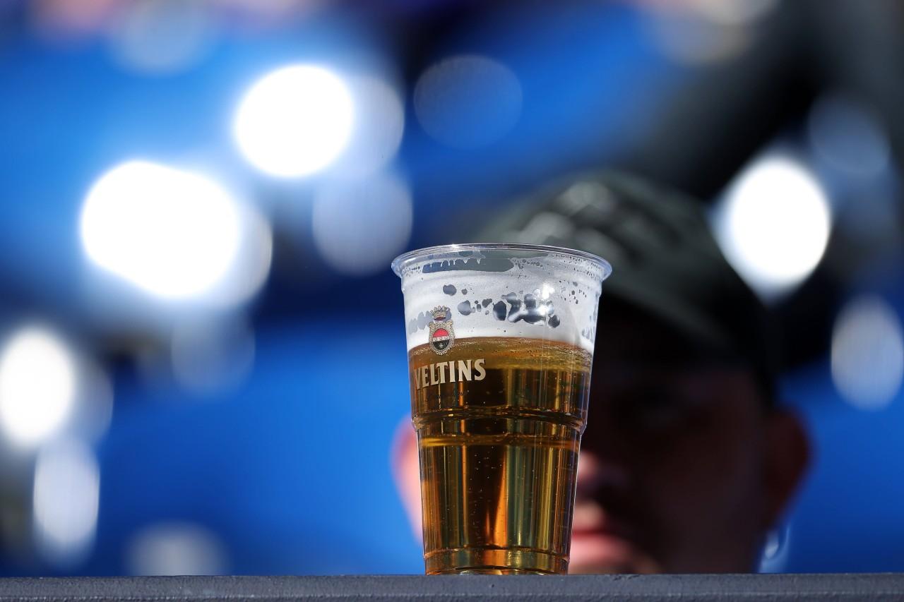 Die Plastikbecher sind auf Schalke Geschichte.