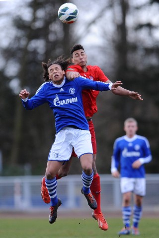 Joel Ngom Ngom hier im Duell als RWE-Spieler gegen Schalkes Leroy Sane 2014.