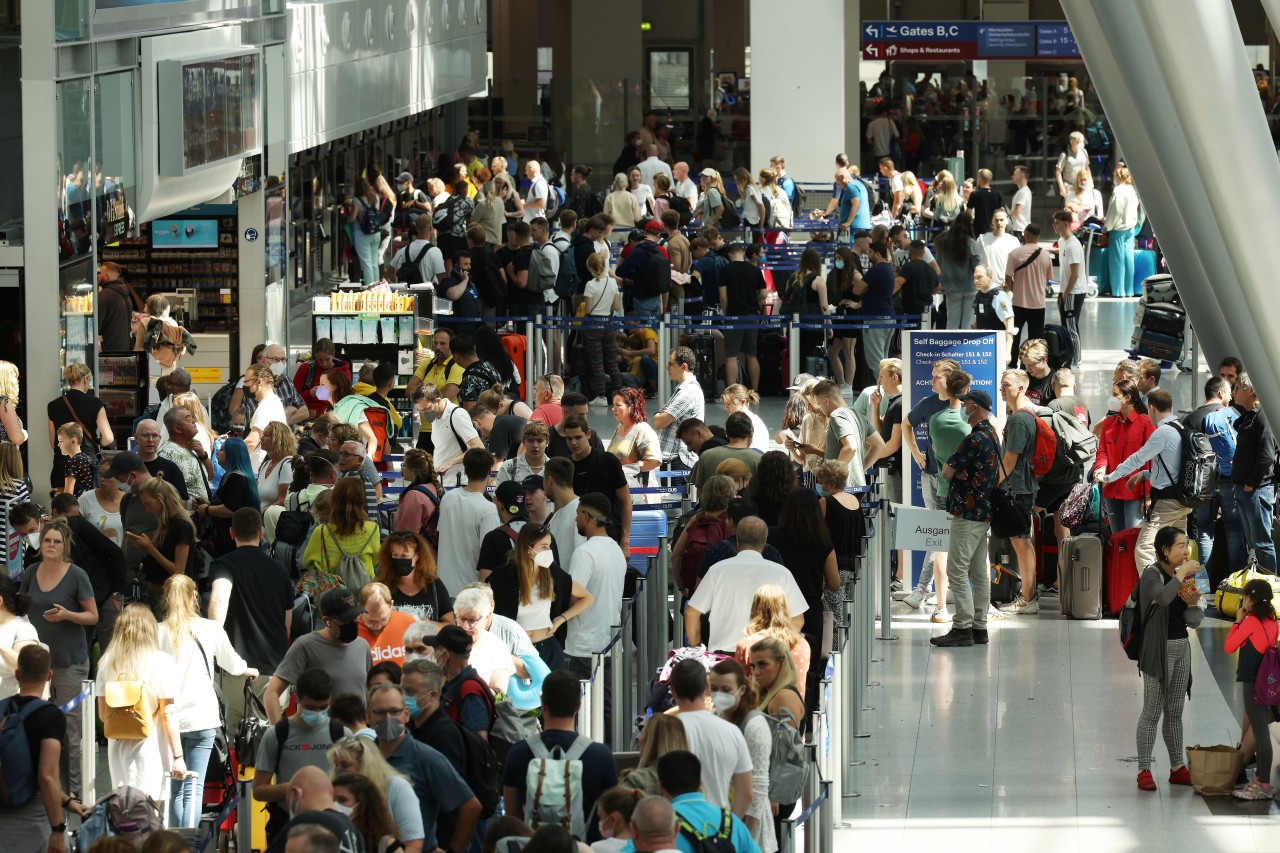 Am Flughafen Düsseldorf droht am Mittwoch (27. Juli) erneut Chaos. (Archivbild)