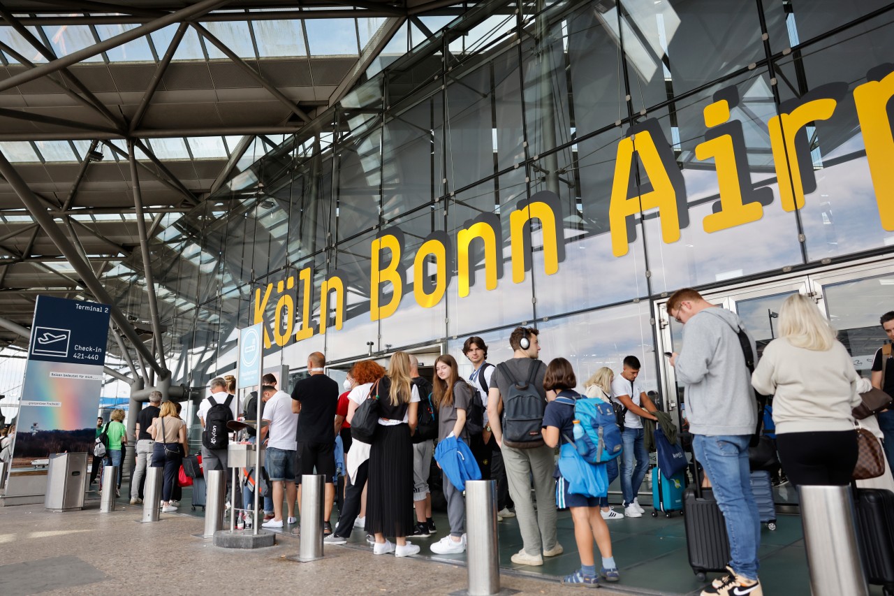 Am Flughafen Köln/Bonn ging eine Urlauberin durch die Hölle. (Symbolbild)