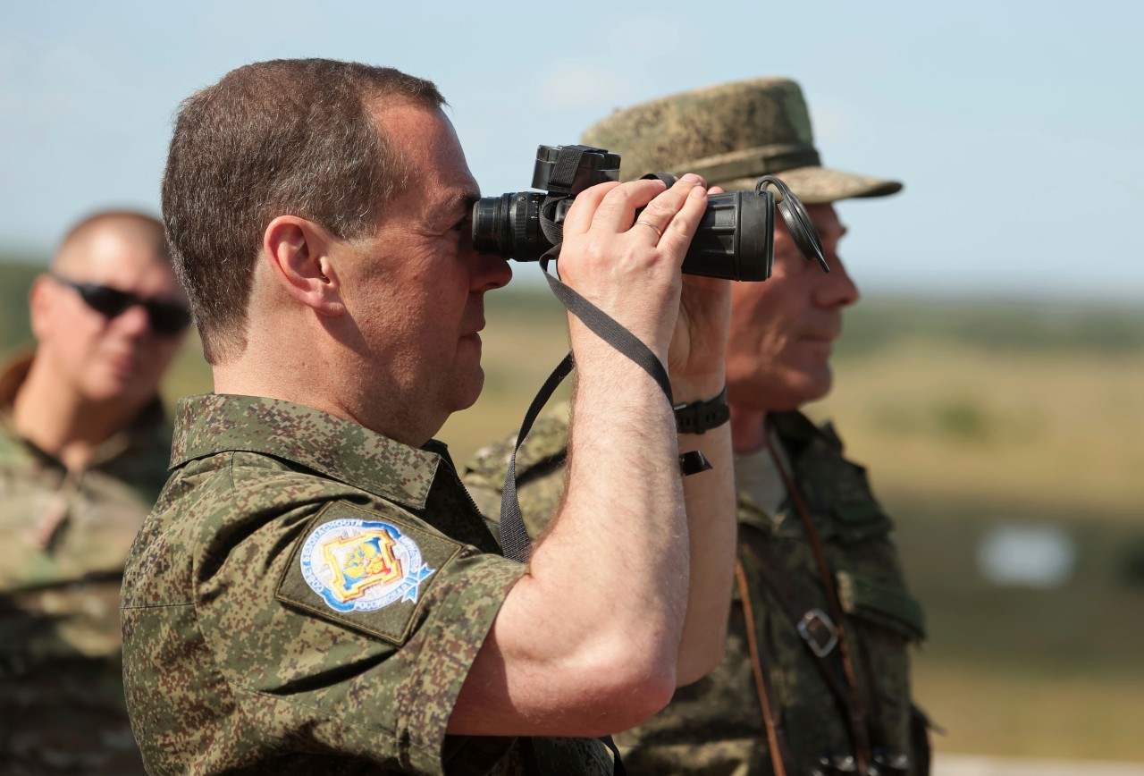 Medwedew militärisch? DAS muss er nochmal üben! 