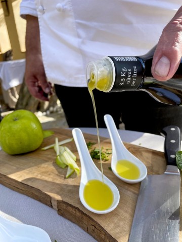Schon einmal eine Olivenöl-Verkostung erlebt? Im
Restaurant El Olivo in Deià haben Touristen die Möglichkeit dazu.