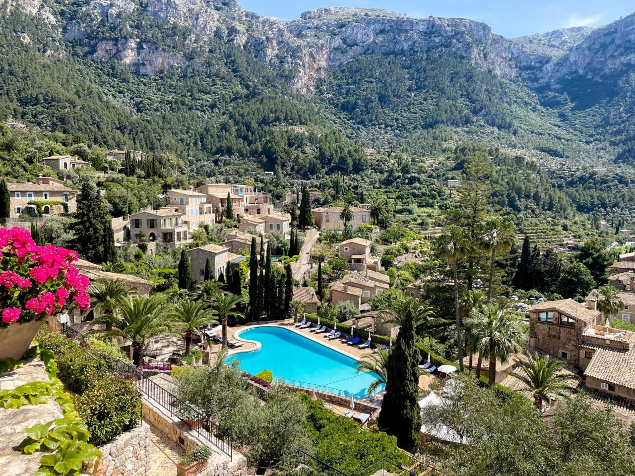 Mallorca im Hinterland: Entspannung mit idyllischem Blicken auf Deià nach der Wanderung im Hotel La Residencia.
