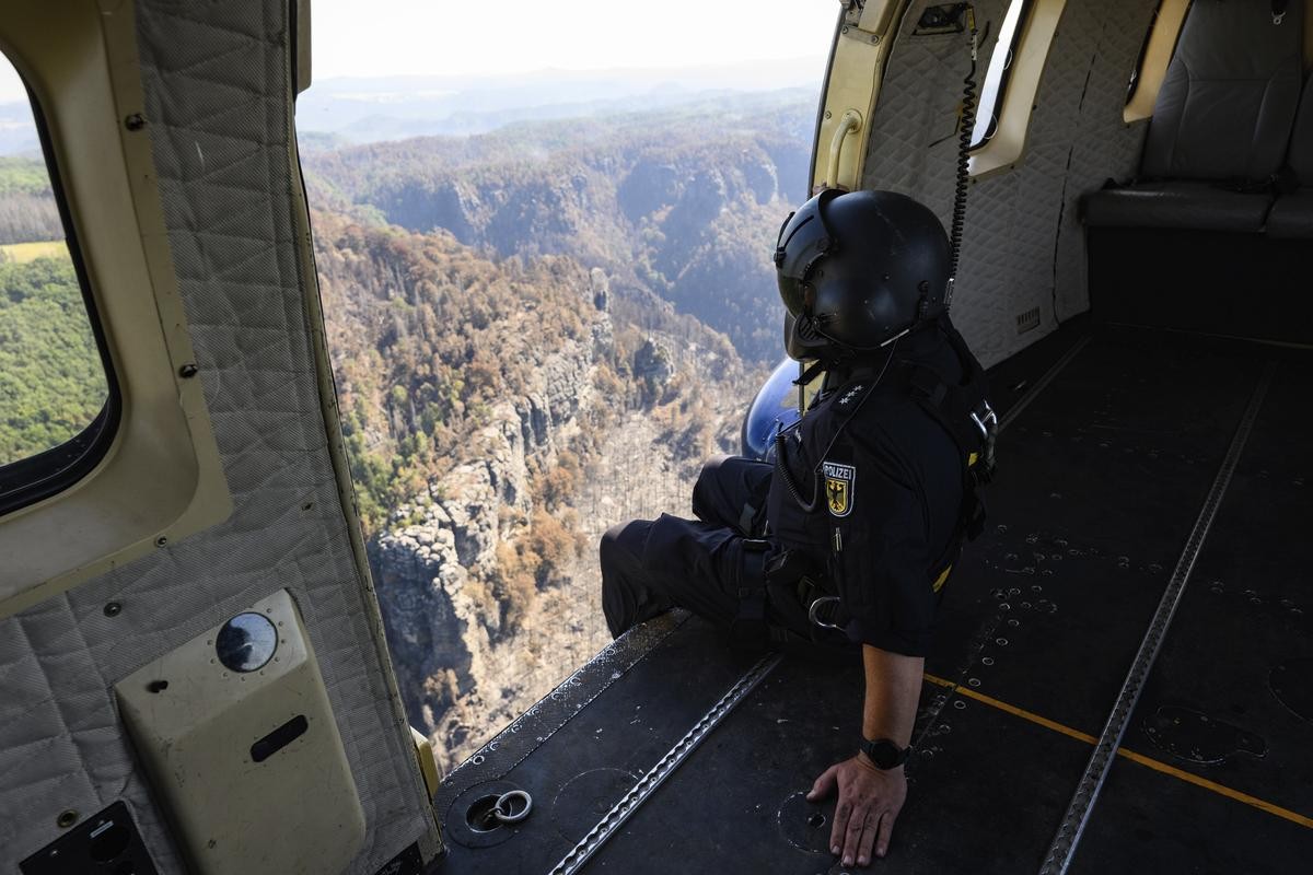Polizisten der Bundespolizei fliegen im Einsatz gegen die Waldbrände im Nationalpark Sächsische Schweiz mit einem Hubschrauber über die Brandgebiete. 