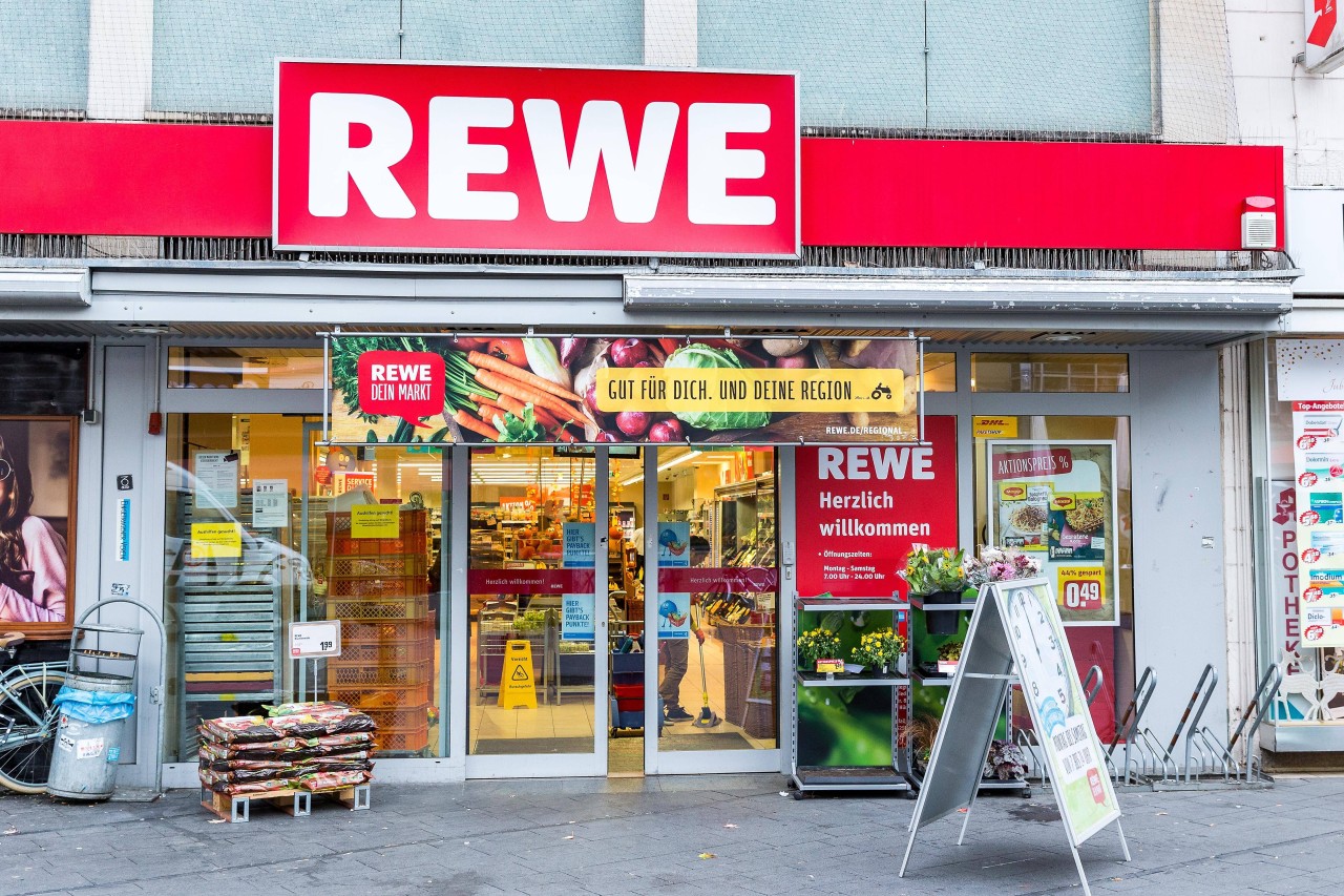 Ein Werbeprospekt von Rewe sorgt für Wirbel im Netz. (Symbolbild)