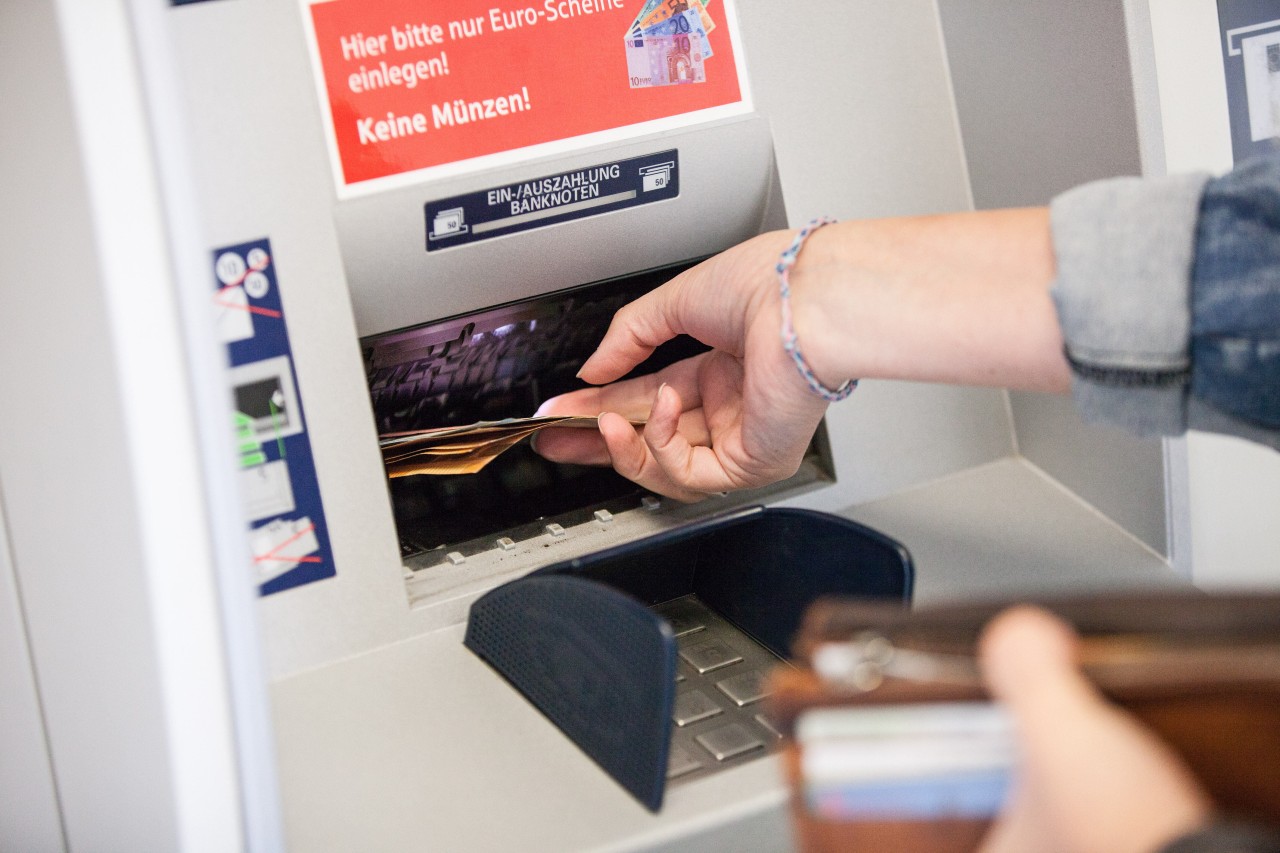 Sparkasse, Deutsche Bank und Co.: Vorsicht beim Geldabheben! (Symbolfoto)