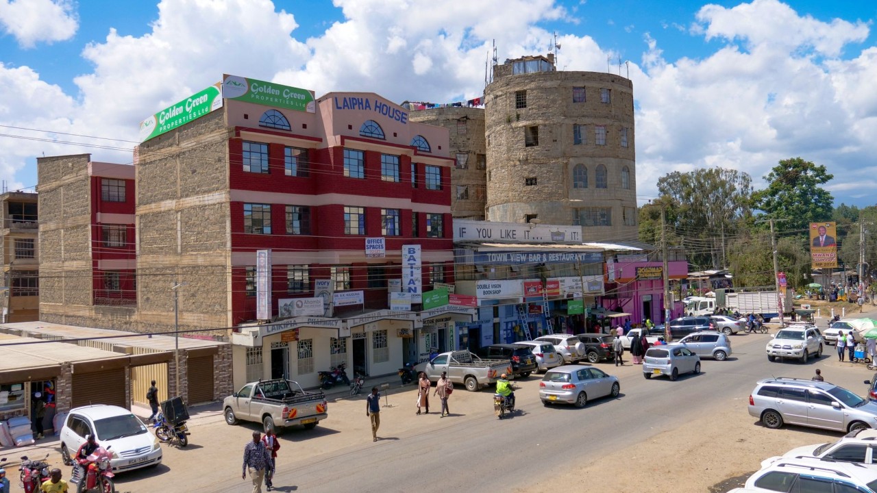 Selbst für eine kenianische Kleinstadt wirkt es hier ruhig: Nanyuki zählt 50.000 Einwohner und liegt etwa 180 Kilometer von der Hauptstadt Nairobi entfernt.