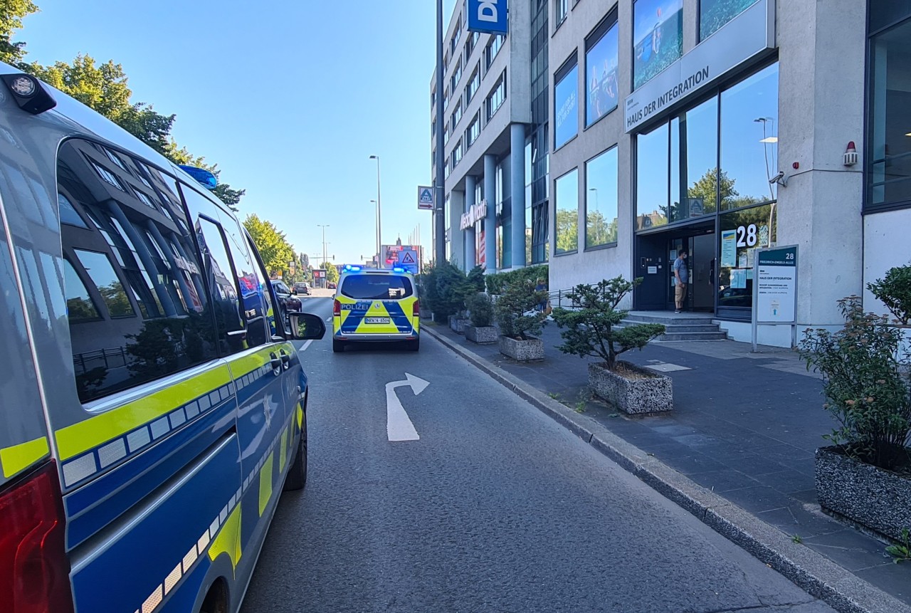 Wuppertal: Im Haus der Integration ist eine Mitarbeiterin der Behörde mit einem Messer schwer verletzt worden. Der Täter ist festgenommen worden.