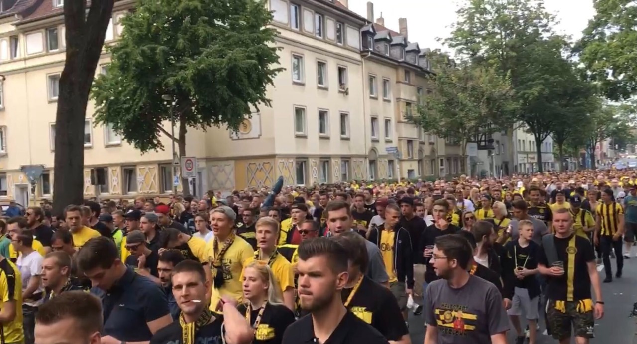 Die Fans von Borussia Dortmund starten erneut mit einem Fanmarsch in die Saison.