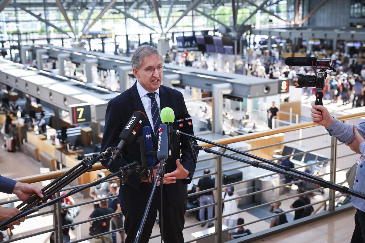 Michael Eggenschwiler, Vorsitzender der Geschäftsführung am Hamburg Airport, gibt Interviews nach einer Pressekonferenz zum Ferienstart am Hamburger Flughafen im Terminal 2.
