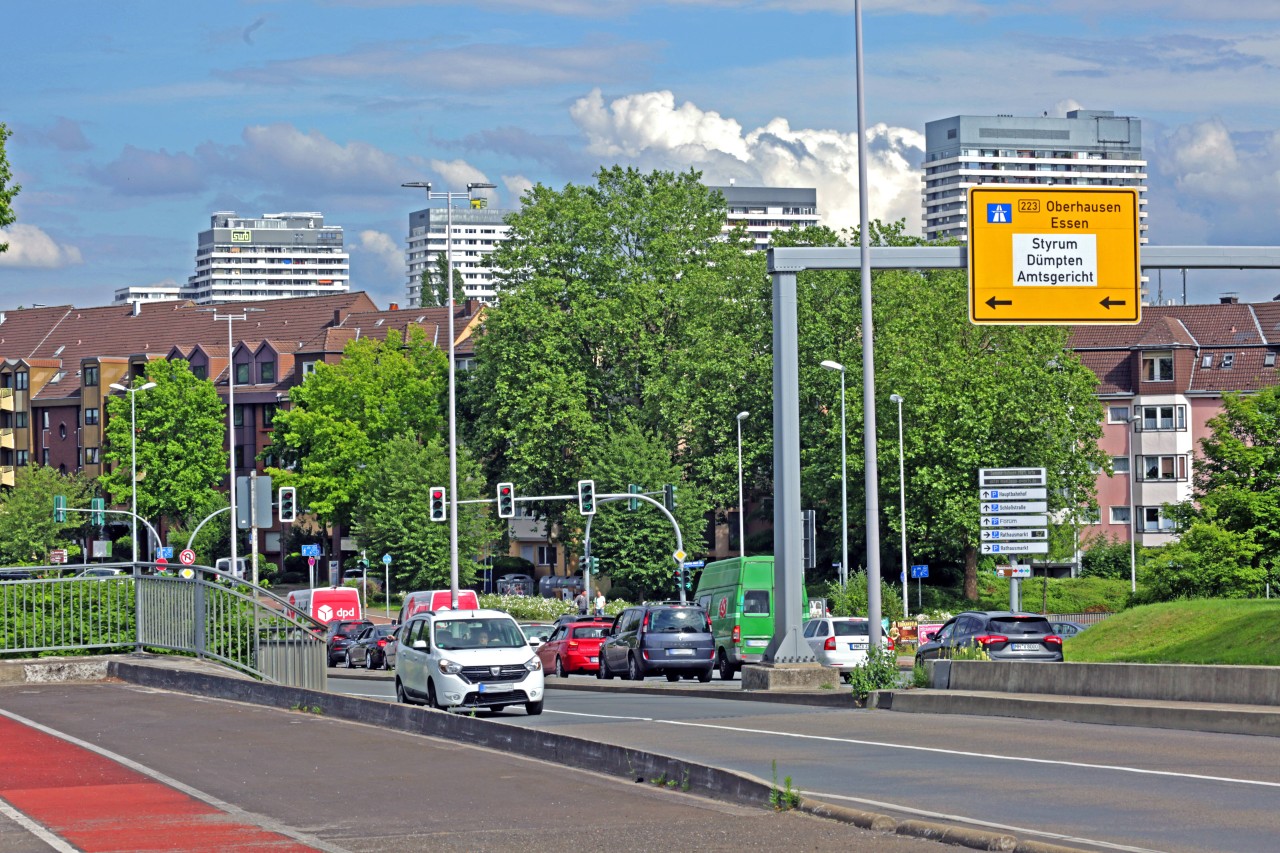 Mülheim: Die Einwohner mögen absolut nicht, was sie da an der Konrad-Adenauer-Brücke sehen. 