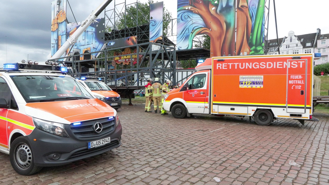 Auf der Rheinkirmes in Düsseldorf stürzte ein Bauarbeiter ab.