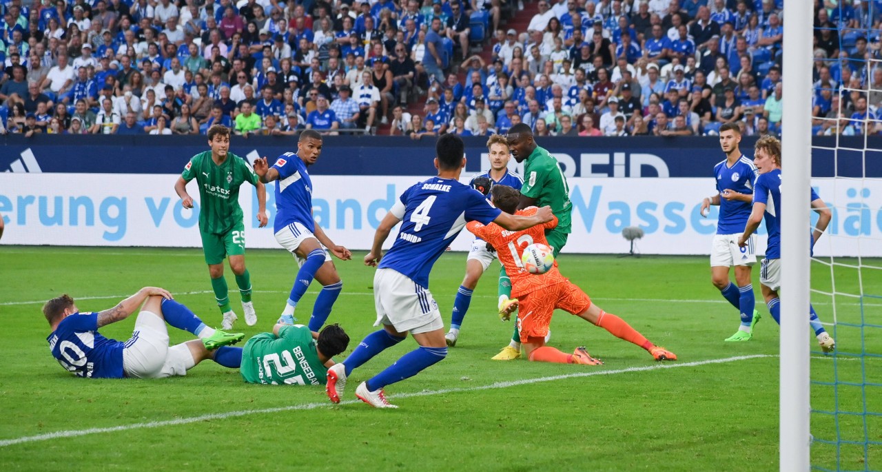 Beim FC Schalke 04 erwischte Alexander Schwolow keinen guten Start.