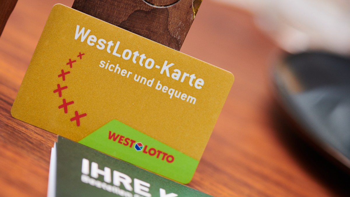 Bei der jüngsten Ziehung von LOTTO 6aus49 am 24. August hat ein Spielteilnehmer aus dem Raum Bonn die zweite Gewinnklasse getroffen. Sein Gewinn beläuft sich auf rund 1,2 Millionen Euro. Der Spielteilnehmer ist WestLotto bereits namentlich bekannt, da er mit der WestLotto-Karte, der Kundenkarte von WestLotto gespielt hat.