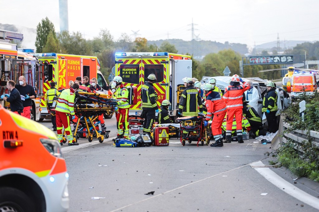 Rettungskräfte sind auf der A1 in NRW im Einsatz.