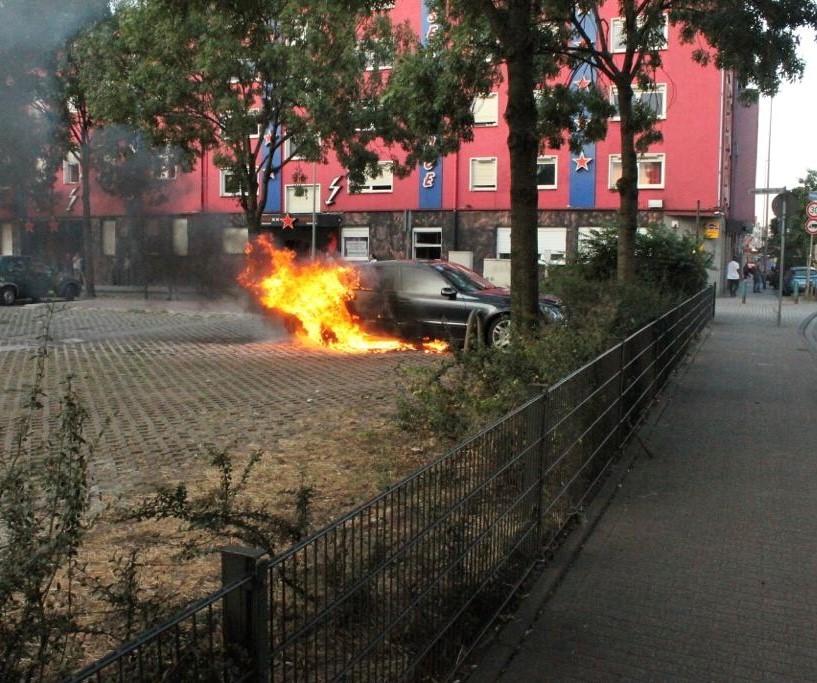 In Duisburg stand am Mittwochabend erneut ein Auto in Flammen.