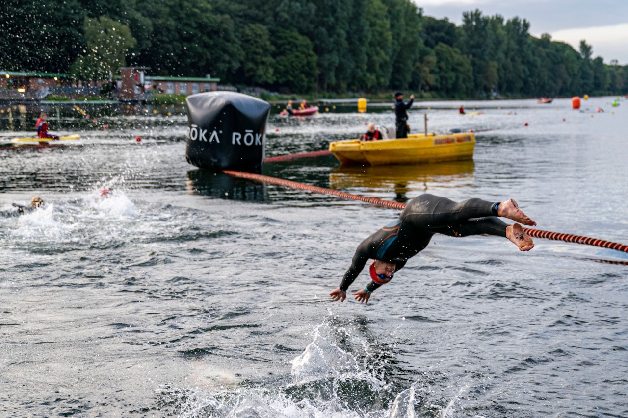 Duisburg: Kurz nach dem Sprung ins Wasser ist ein Mann (67) beim Ironman 70.3. gestorben.