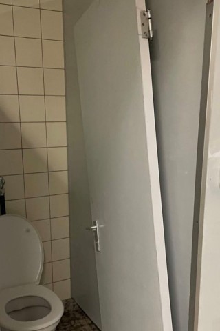 Essen: Die Tür dieser WC-Kabine am THG ist aus der Verankerung gerissen worden.