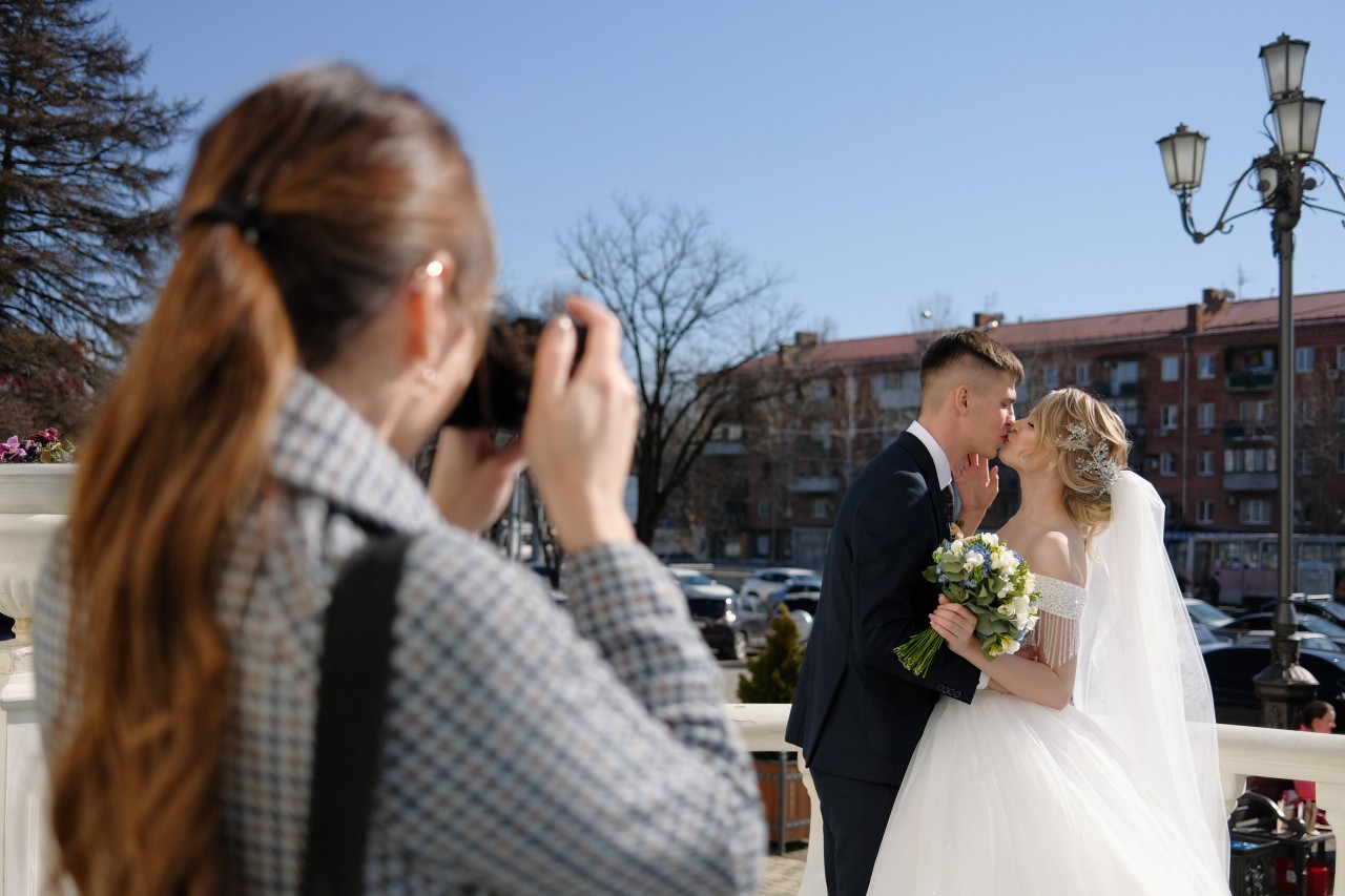 Nach der Hochzeit besah sich die Braut ihre Fotos und war beim Anblick ihrer Schwägerin neben sich entsetzt. (Symbolbild)